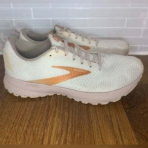 Brooks Revel 4 White and Pink Women’s Size 8.5